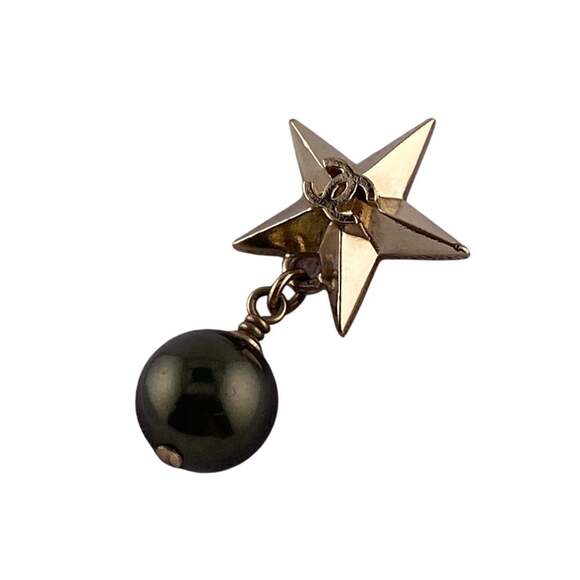 CHANEL Green Pearl Logo Earrings - Picture 7 of 8